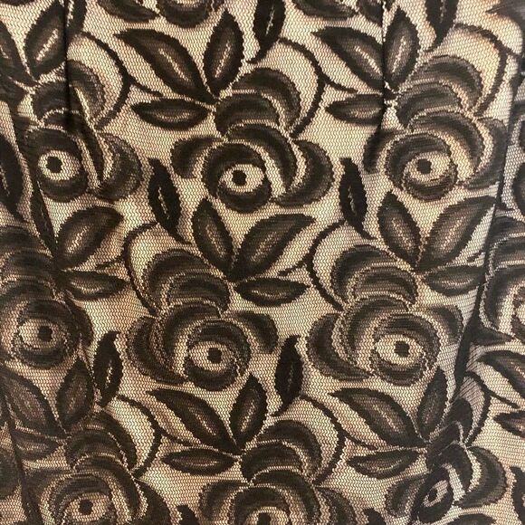 Maggie London Form Fitting Knee Length Black Lace Over Nude Lining Size 10 - Picture 2 of 11